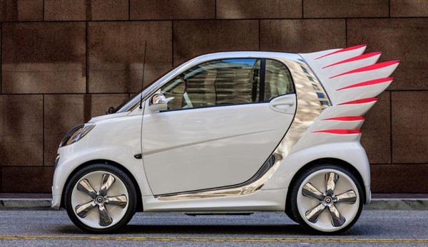 صمم الامريكي جيريمي سكوت هذه السيارة الكهربائية الذكية في العام 2012 تحت اسم Smart fortwo ، واضاف اجنحة في مؤخرتها تضيئ عند تشغيل المحرك