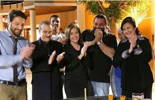 بالصور.. أسرة «دومينو» تحتفل بعودة سلافة معمار للتصوير بعد أزمتها الصحية