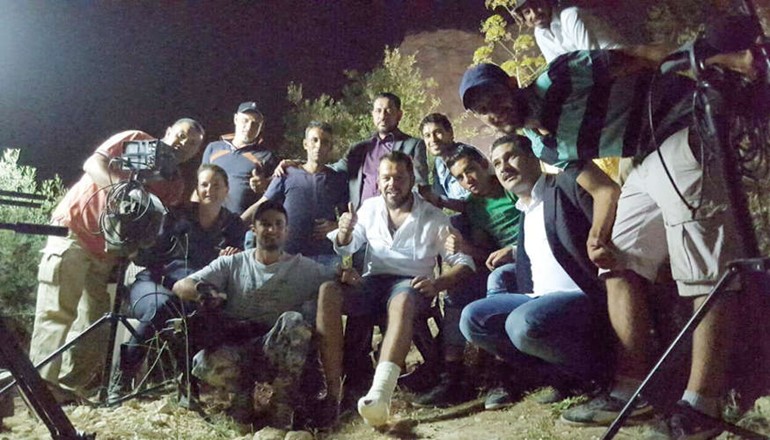 رياحنة بعد علاج قدمه مع فريق عمل المسلسل﻿