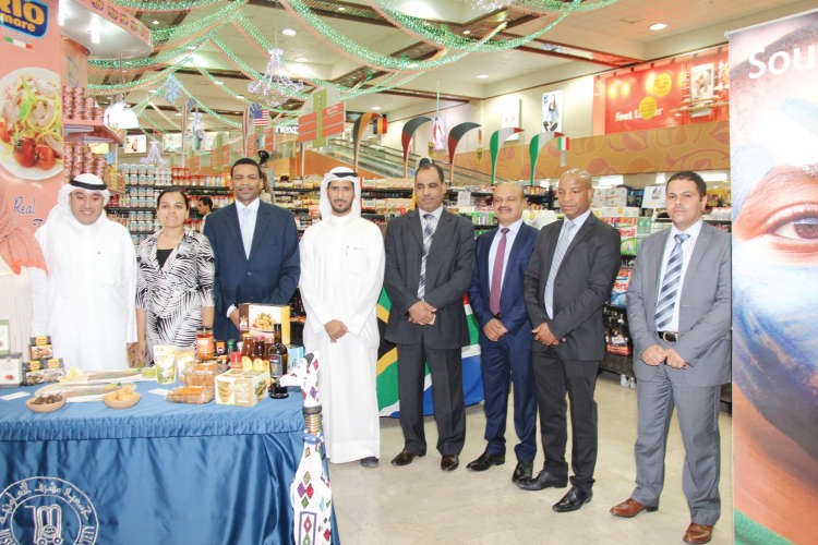سفير جنوب افريقيا ومجلس ادارة الجمعية خلال جولة في المهرجان 