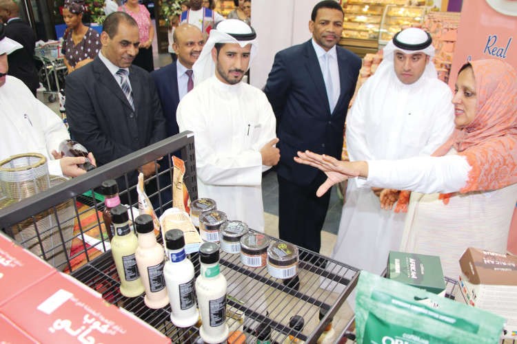 تفقد للمنتجات المعروضة