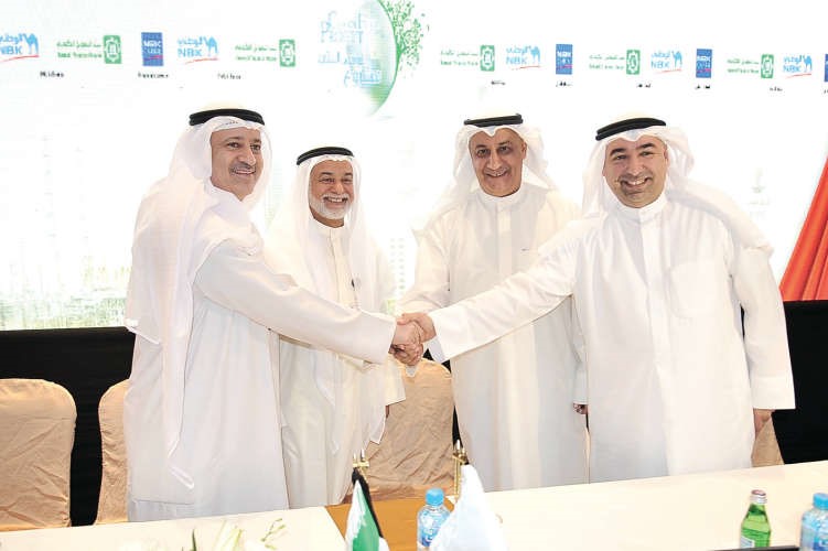 جمال النوري واحمد الجيماز وصلاح الفليج وفهد المخيزيم خلال توقيع تمويل مشروع الوقود البيئي احمد علي 