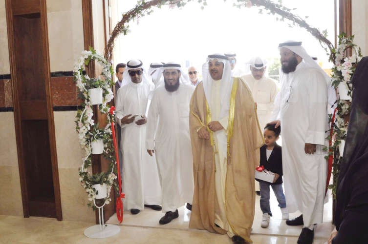 الوزير يعقوب الصانع مفتتحا مركز النشاط النسائي الثقافي والاجتماعي بالرميثية