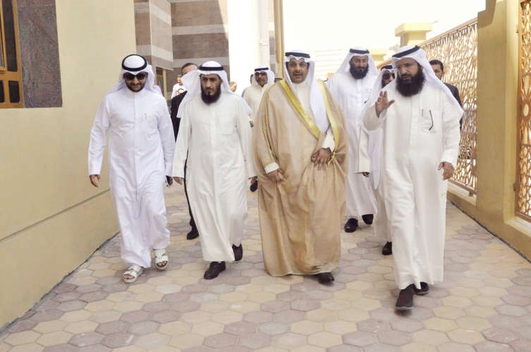 الوزير الصانع وفريد عمادي خلال جولة بالمركز 