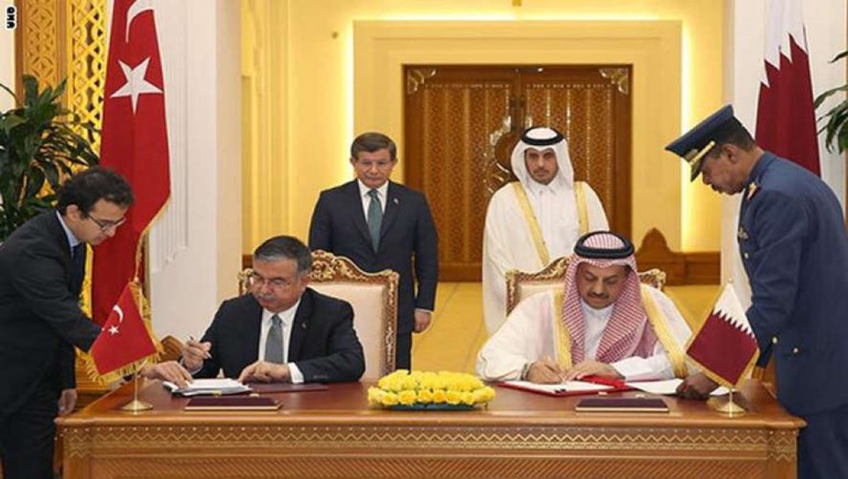 وزير الدولة لشؤون الدفاع القطري خالد بن محمد العطية ونظيره التركي عصمت يلماز خلال توقيع الاتفاق سيانان﻿
