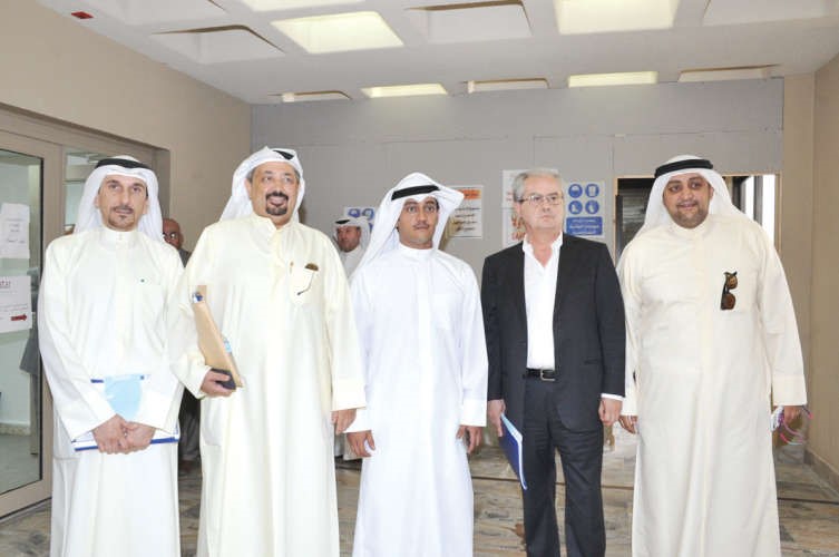 طلال الخرافي وعدنان الخرافي في لقطة مع الحضور عقب الجمعية العمومية للشركة 	ريليش كومار﻿