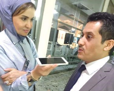مانع المطري متحدثا الى الزميلة هالة عمران