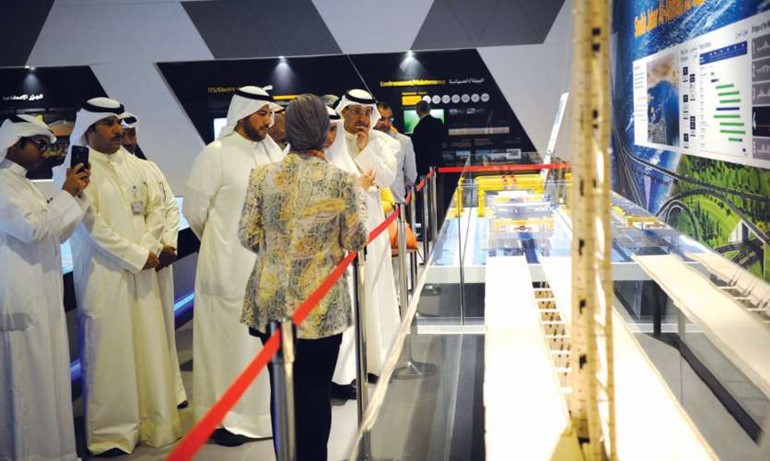 الشيخ عبدالله الاحمد يطلع على تفاصيل مشروع جسر جابر والاحتياطات البيئية
