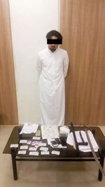 منتحل صفة الملازم اول وامامه ادوات جريمته﻿