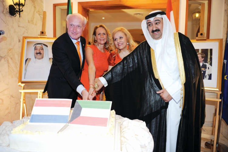 السفير وليد الخبيزي والسفير الهولندي فرانز بوتايت يقطعان كعكة الحفل﻿