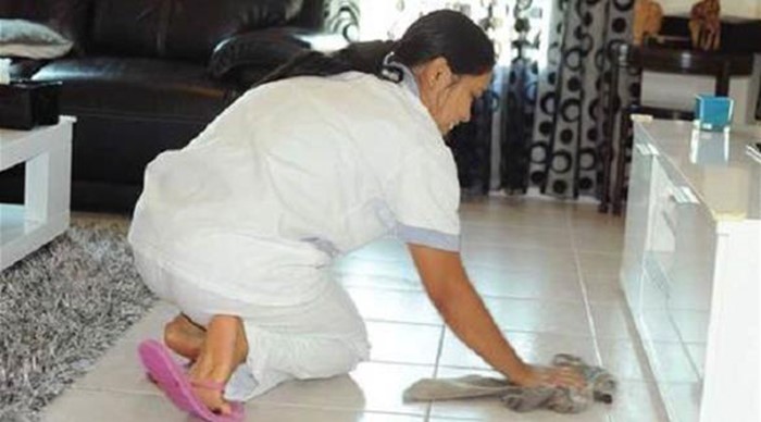 دبي: خادمة تغدر بمخدومتها بعد أن ائتمنتها 8 سنوات 