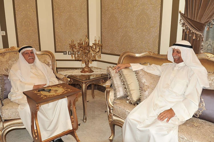 عبدالله الماجد متحدثا للزميل منصور الهاجرياحمد علي