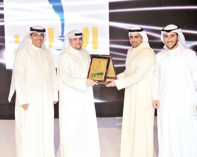 النائب راكان النصف يكرم ممثل بيتك
