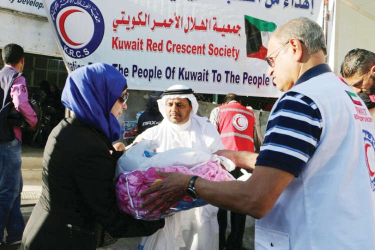 ﻿وفد الهلال الاحمر الكويتي اثناء توزيع المساعدات على اللاجئين السوريين﻿