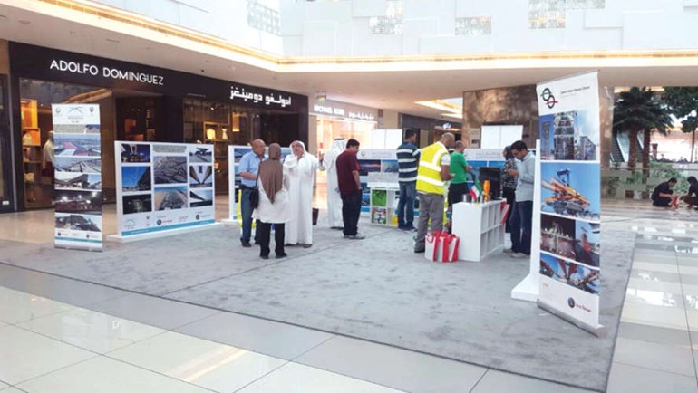 شرح لرواد المعرض حول مشاريع قطاع الطرق ﻿