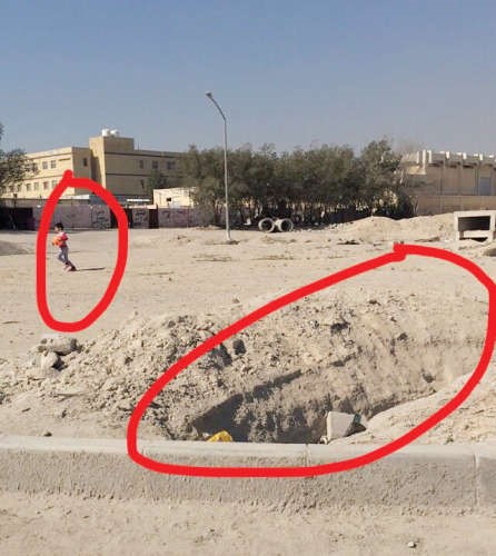 طفل يلعب بمحاذاة احدى الحفر العميقة﻿