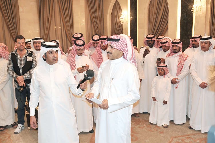 الشاعر هادي مخلص يلقي قصيدة ترحيبية ﻿