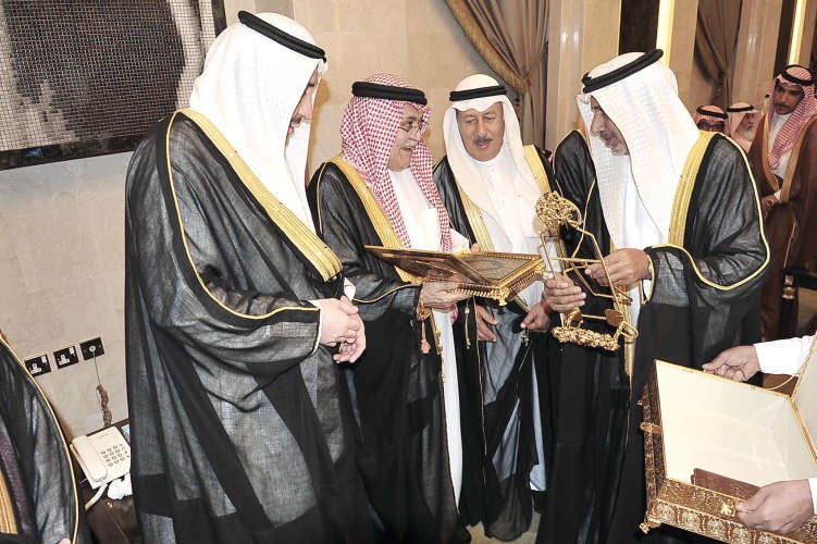 هدية تذكارية مقدمة من حمد بن شرفان لخالد بن راكان بن حثلين ﻿