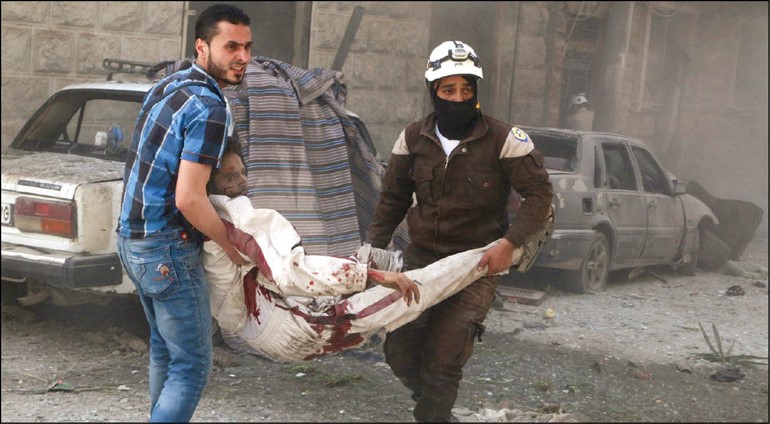 محاولة اسعاف سوري اصيب في غارة استهدفت حلب امس رويترز
