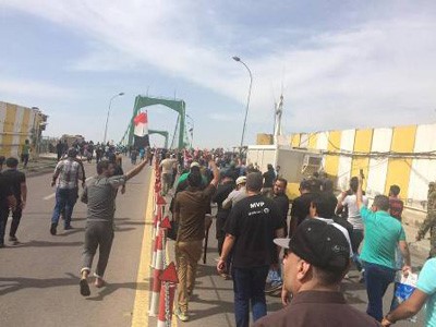 المتظاهرون العراقيون لحظة اقتحام المنطقة الخضراء والبرلمان العراقيةالسومرية نيوز