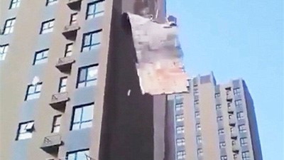 بالفيديو.. حادثة غريبة ... انهيار الحائط الخارجي لمنبى شاهق