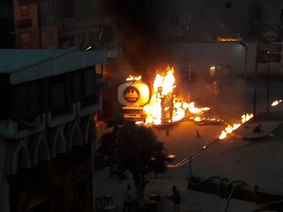 بالصور.. نشوب حريق هائل فى محطة وقود بمصر