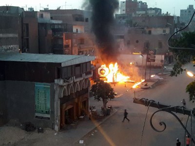 بالصور.. نشوب حريق هائل فى محطة وقود بمصر