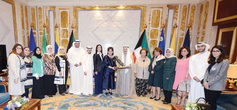  صاحب السمو الامير الشيخ صباح الاحمد خلال استقباله رئيسة الجمعية الكويتية لاختلافات التعلم كالد امال الساير ورئيسة لجنة علمني صح هنادي الدعيج واعضاء اللجنة
﻿