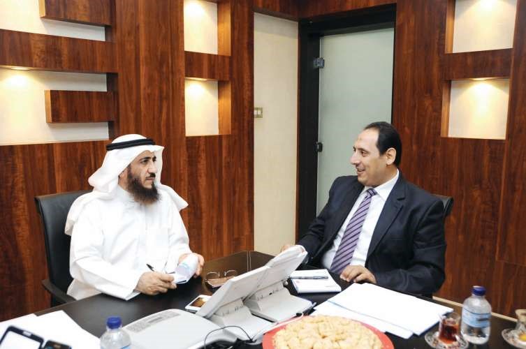 وكيل وزارة الاوقاف مفريد عمادي متحدثا الى الزميل اسامة ابو السعود