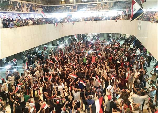 انصار التيار الصدري خلال اقتحامهم مقر البرلمان العراقي بالمنطقة الخضراء امسرويترز