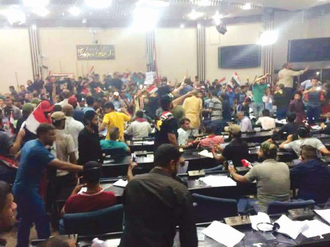 انصار التيار الصدري يعبثون بقاعة البرلمان بعد اقتحامه امسرويترز