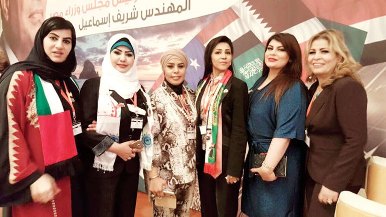 نجاة الحشاش متوسطة مجموعة من سيدات الاعمال المشاركات