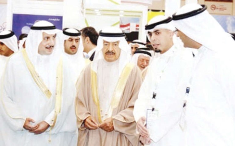 السفيرالشيخ عزام الصباح والامير خليفة بن سلمان خلال زيارة جناح الكويت ﻿
