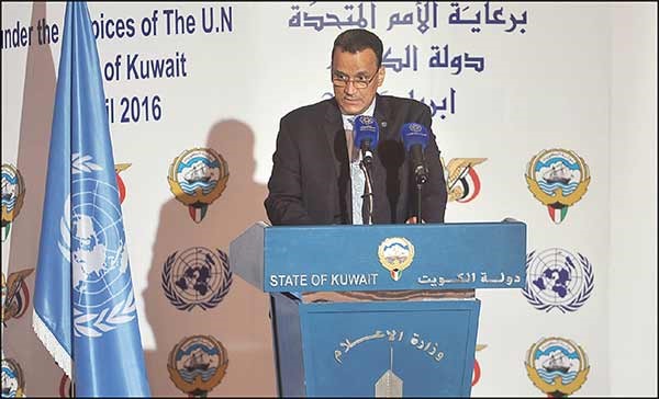 مبعوث الامم المتحدة الى اليمن اسماعيل ولد الشيخ احمد متحدثا خلال المؤتمر الصحافي احمد علي