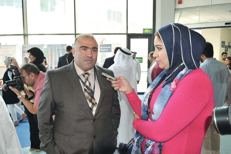 د محمد غيث متحدثا الى الزميلة الاء خليفة