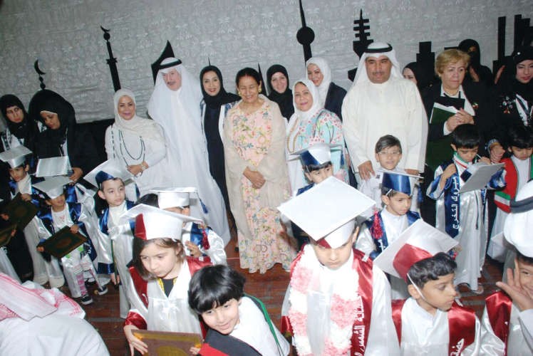 الشيخة شيخة العبدالله ومحمد الحميدي مع الاطفال الخريجين 