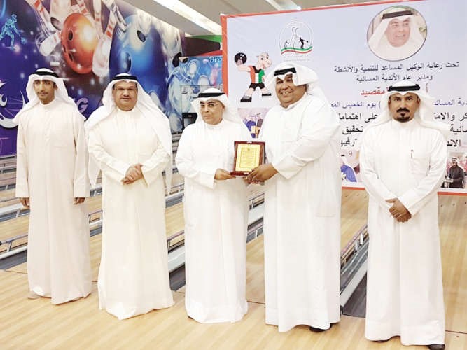 فيصل المقصيد يكرم المشاركين في الاندية المسائية﻿
