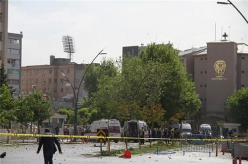 بالفيديو والصور.. قتيل و13 جريحا في هجوم على مركز للشرطة في مدينة غازي عنتاب بتركيا