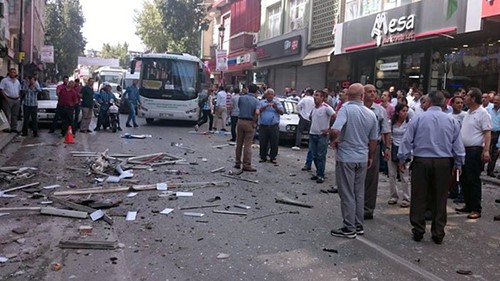 بالفيديو والصور.. قتيل و13 جريحا في هجوم على مركز للشرطة في مدينة غازي عنتاب بتركيا