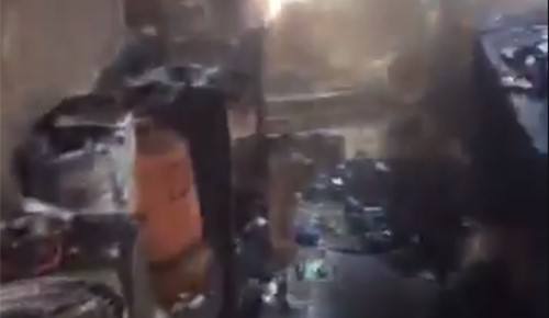 بالفيديو.. الإطفاء تكافح حريق امتد لـ 3 أدوار بالفروانية 