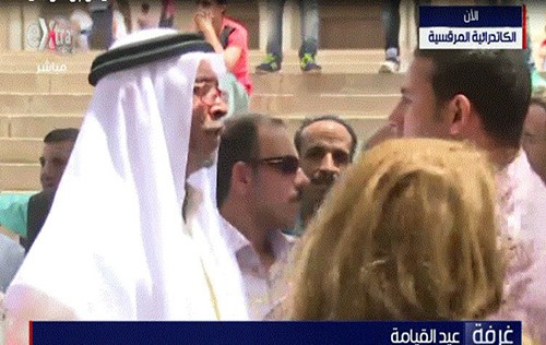 بالفيديو.. مصري "قبطي" يحتفل بعيد الفصح في القاهرة بالزي الخليجي.. والمذيع في حيرة من أمره 