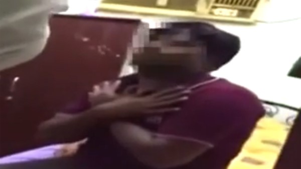 بالفيديو.. معزب يضبط خادمته مع عشيقها.. شاهد ماذا فعل بهما من "تفل" وضرب