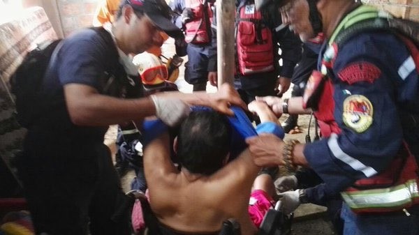 بالصور.. إنقاذ مسن ظل حياً لـ13 يوماً بعد زلزال الإكوادور