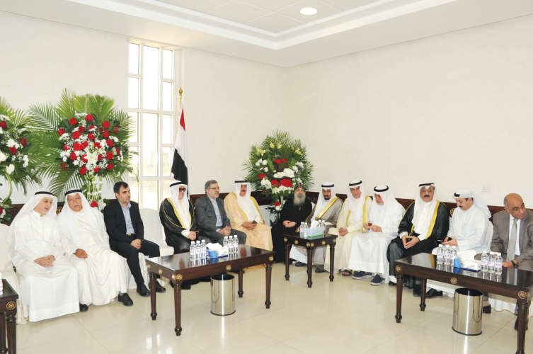 عدد من المهنئين خلال الاستقبال في الكنيسة المصرية صباح امس ريليش كومار﻿