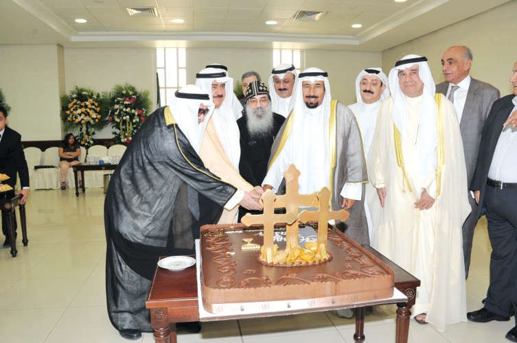 الشيخ علي الجابر وثابت المهنا يشاركان القمص بيجول قطع كعكة الاحتفال بعيد القيامة﻿