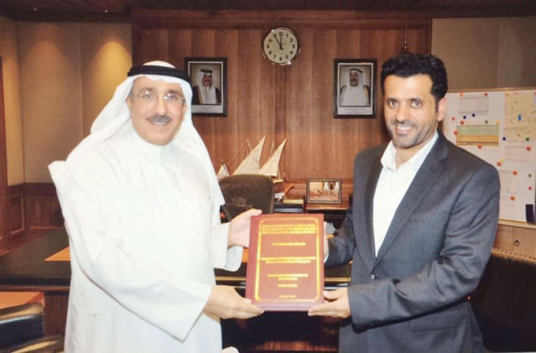 ماحمد الجسار يتسلم الرسالة من معبدالله العجمي 