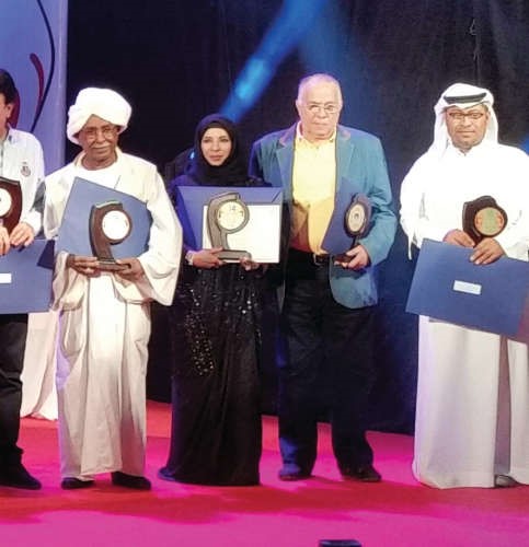 عائشة عبدالرحمن مع عدد من المكرمين
