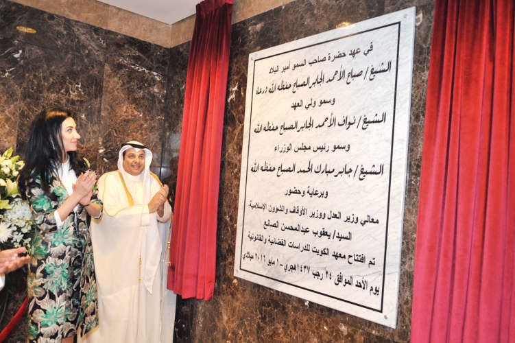 يعقوب الصانع ووزيرة العدل الارمينية اربينة هوفنسيان خلال ازاحة الستار عن افتتاح المعهدقاسم باشا