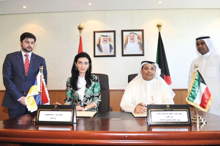 يعقوب الصانع واربينة هوفنسيان خلال توقيع الاتفاقية