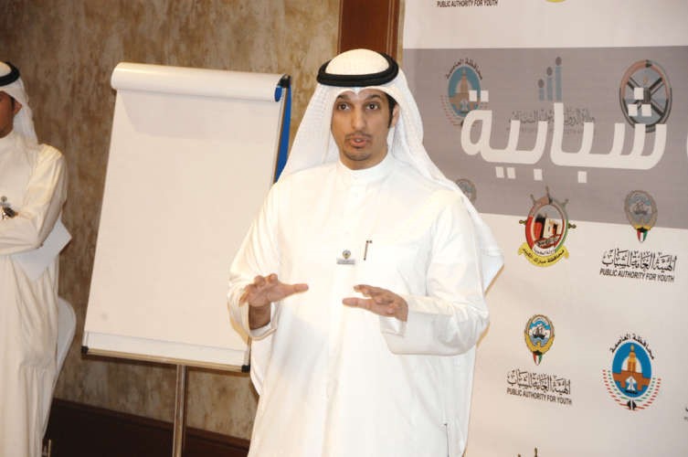 عبدالرحمن المطيري متحدثا خلال افتتاح الحلقات النقاشية 